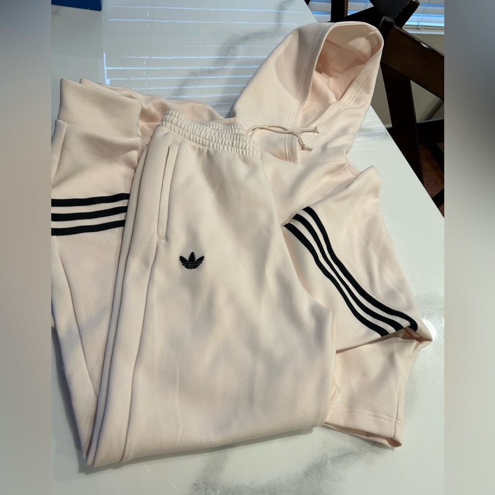 Adidas Originals Adicolor Neuclassics Sweatshirt and Joggers. Full outfit!